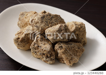 沖縄県産の黒糖 123440260