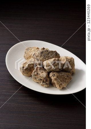 沖縄県産の黒糖 123440269