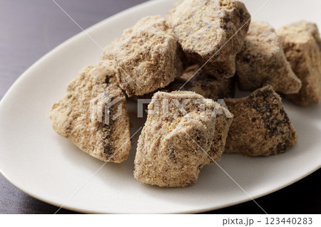 沖縄県産の黒糖 123440283