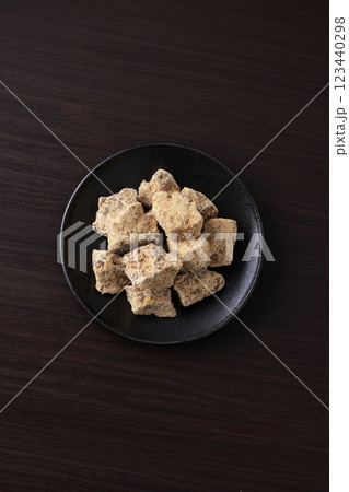 沖縄県産の黒糖 123440298