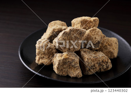 沖縄県産の黒糖 123440302