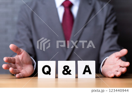 Q&Aのブロックとスーツを着たミドル男性ビジネスマン 123440944