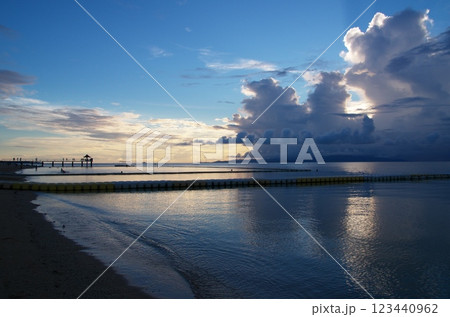 雲の切れ間から差し込む朝日 123440962
