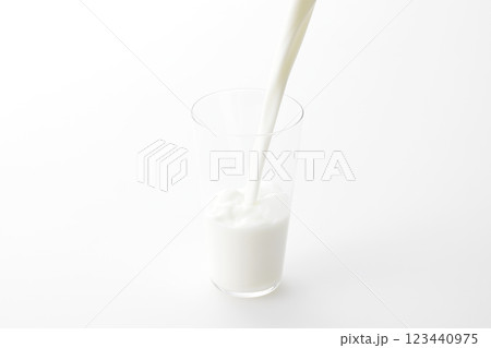 白い背景とグラスに注いだ牛乳 白い背景とグラスに注いだ牛乳 123440975