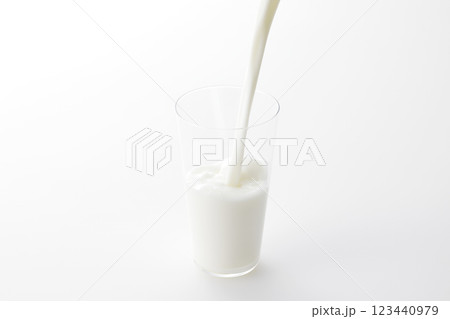 白い背景とグラスに注いだ牛乳 123440979