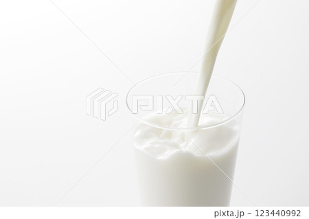 白い背景とグラスに注いだ牛乳 123440992