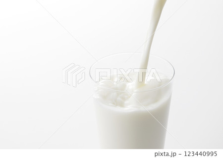 白い背景とグラスに注いだ牛乳 白い背景とグラスに注いだ牛乳 123440995