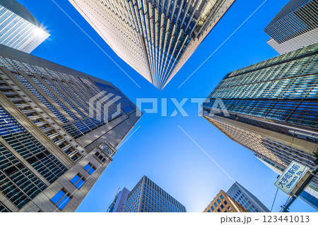 日本の東京都市景観春のような暖かな日差し…「大手町駅前」交差点のからビジネス街を望む…希望の光 日本の東京都市景観春のような暖かな日差し…「大手町駅前」交差点のからビジネス街を望む…希望の光 123441013
