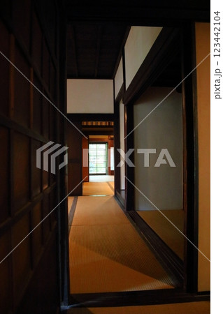日本家屋の畳部屋 123442104