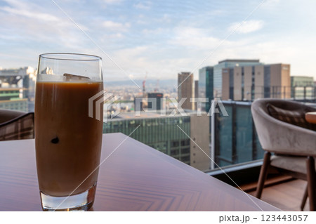 JPタワー大阪(KITTE大阪)にある大阪ステーションホテル レストランから見るうめきた 123443057