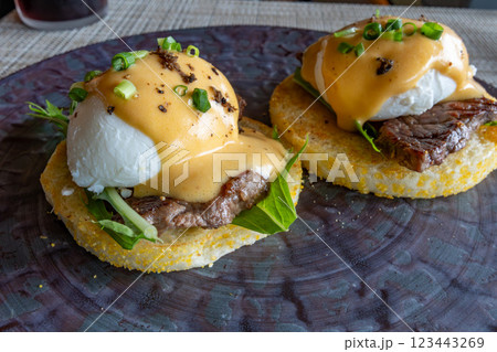 北海道 東山ニセコビレッジ、リッツ・カールトン・リザーブの朝食 和牛エッグベネディクト 123443269