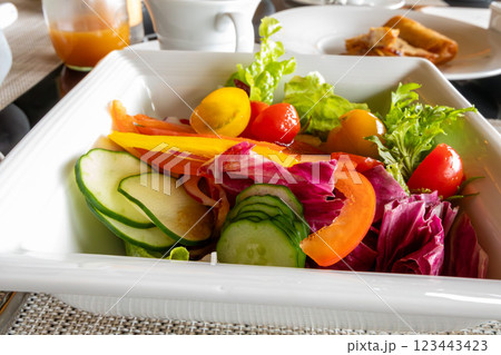 北海道のリゾートホテル、 東山ニセコビレッジ リッツ・カールトン・リザーブの朝食 サラダ 123443423