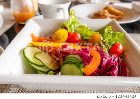 北海道のリゾートホテル、 東山ニセコビレッジ リッツ・カールトン・リザーブの朝食 サラダ 123443424