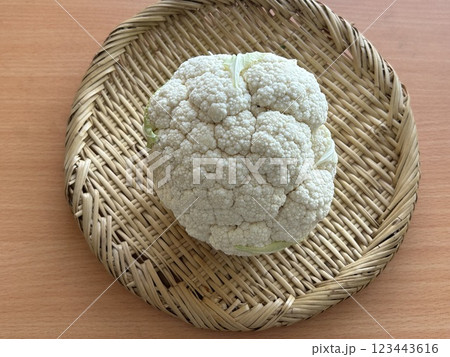ざるに盛ったカリフラワー 123443616