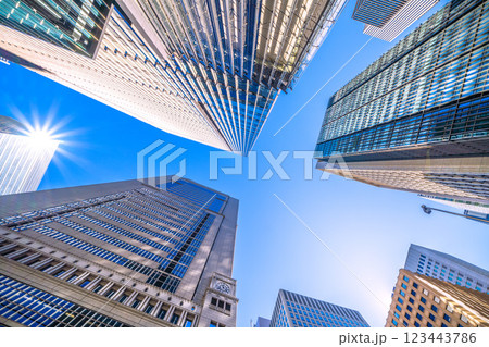 日本の東京都市景観春のような暖かな日差し…「大手町駅前」交差点のからビジネス街を望む…希望の光 123443786