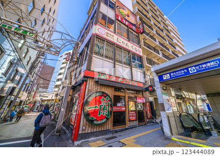 日本の横浜都市景観 桜木町駅　新南口前の野毛仲通りなどを望む 123444089