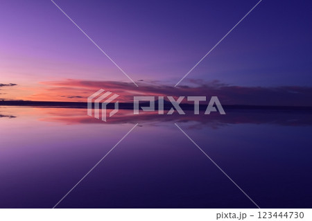 ウユニ塩湖の日没 123444730