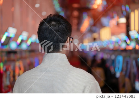パチンコ店に入る男性 パチンコ店に入る男性 123445083