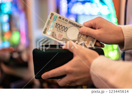 パチンコ店　財布　現金投資 123445614