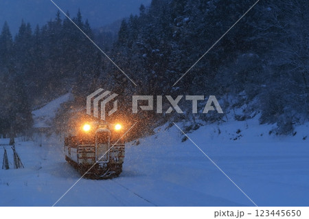 雪降る只見線 123445650