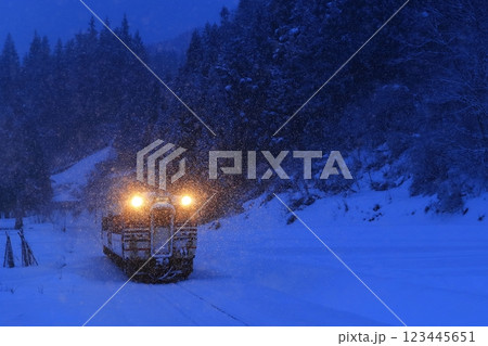 雪降る只見線 123445651