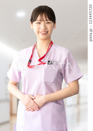 笑顔の女性医療スタッフ 123445720