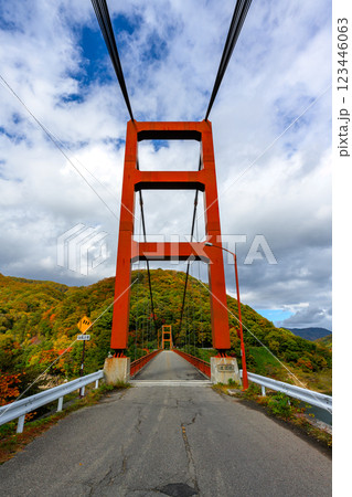鮮やかな紅葉に囲まれた川俣大橋、日光国立公園の絶景ポイント 123446063