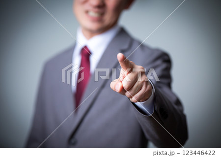 パワハラやクレーマーをするスーツを着た中年男性 パワハラやクレーマーをするスーツを着た中年男性 123446422