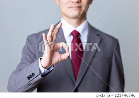 グレーのスーツを着て丸サインをするミドル男性ビジネスマン 123446540