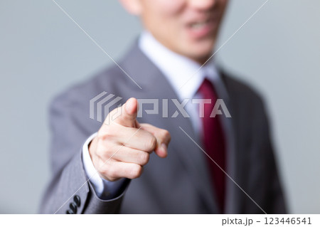 パワハラやクレーマーをするスーツを着た中年男性 123446541
