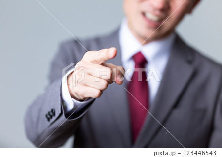 パワハラやクレーマーをするスーツを着た中年男性 パワハラやクレーマーをするスーツを着た中年男性 123446543
