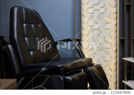 Discover Stylish and Comfortable Tattoo Studio Chairs Perfectly Designed for Professional Artists 123447606