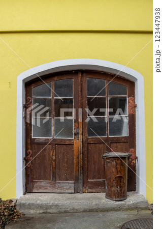 Gate of a yellow house, Hluboka nad Vltavou, Czechia 123447938