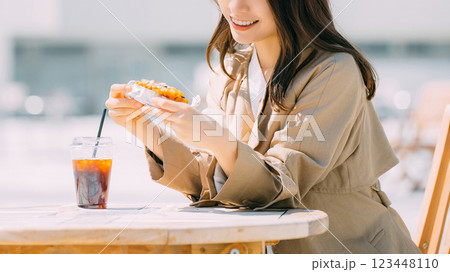 テラス席でランチを食べる笑顔の女性 テラス席でランチを食べる笑顔の女性 123448110