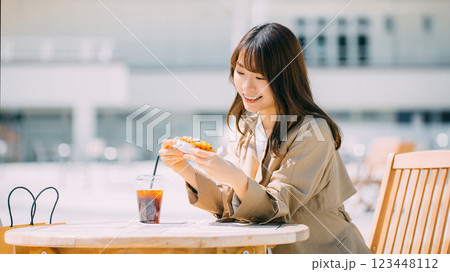 テラス席でランチを食べる笑顔の女性 123448112