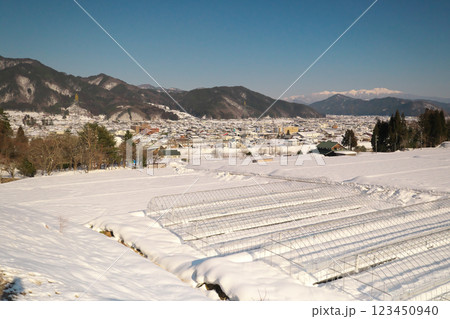 飛騨の雪景色と雪化粧の乗鞍岳 123450940