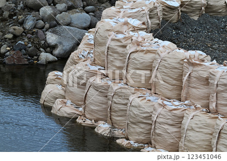 災害イメージ( 水害 豪雨災害 復旧 護岸工事) 災害イメージ( 水害 豪雨災害 復旧 護岸工事) 123451046