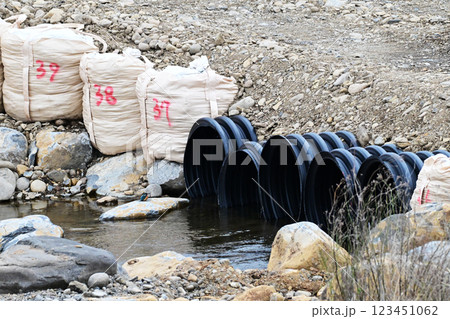 災害イメージ( 水害 豪雨災害 復旧 護岸工事) 災害イメージ( 水害 豪雨災害 復旧 護岸工事) 123451062