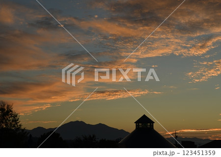 北杜市白州町、朝焼け雲と道の駅はくしゅうの三角屋根 123451359