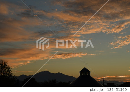 北杜市白州町、朝焼け雲と道の駅はくしゅうの三角屋根 123451360