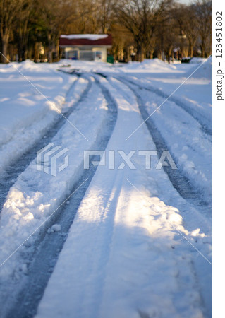 雪に覆われた道路 雪に覆われた道路 123451802