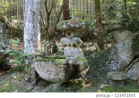龍蔵寺の灯ろう 龍蔵寺の灯ろう 123451855