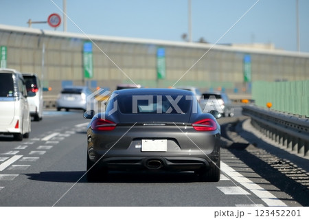 高速道路を走行中のスポーツカー 123452201