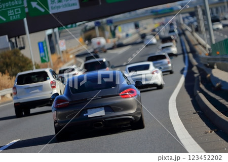 高速道路を走行中のスポーツカー 高速道路を走行中のスポーツカー 123452202