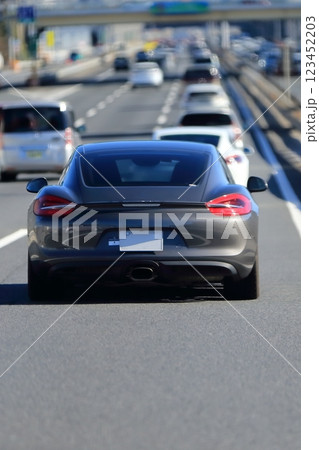 高速道路を走行中のスポーツカー 高速道路を走行中のスポーツカー 123452203