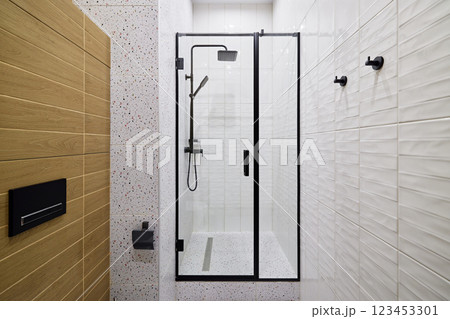 Explore the Beauty of Modern Shower Design Featuring a Glass Door and Chic Stylish Fixtures 123453301