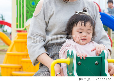 【初めての遊具で遊ぶ乳幼児とママ】 【初めての遊具で遊ぶ乳幼児とママ】 123453472