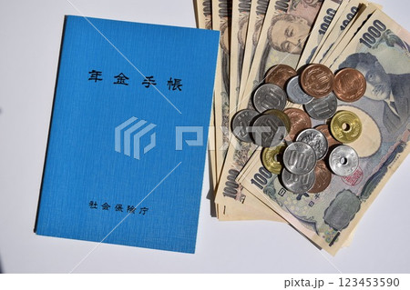 年金手帳と通貨 年金イメージ 年金手帳と通貨 年金イメージ 123453590