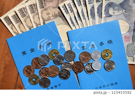 年金手帳と通貨 年金イメージ 123453592
