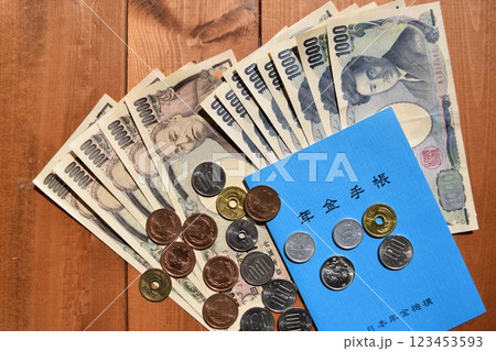 年金手帳と通貨 年金イメージ 年金手帳と通貨 年金イメージ 123453593